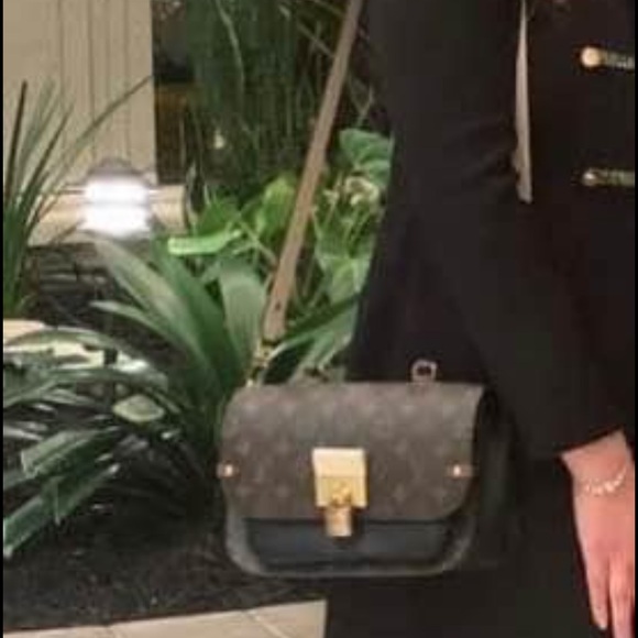 Selling Louis Vuitton purse purchased in 2020 - Picture 7 of 8